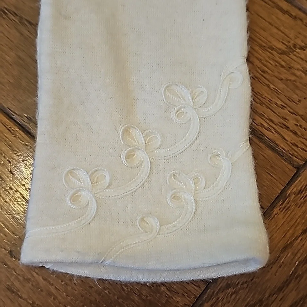 Paul Harris Acrylic Cream Vintage Party Gloves Small/Medium